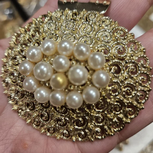 Elegant Gold and Pearl Brooch - Picture 3 of 7